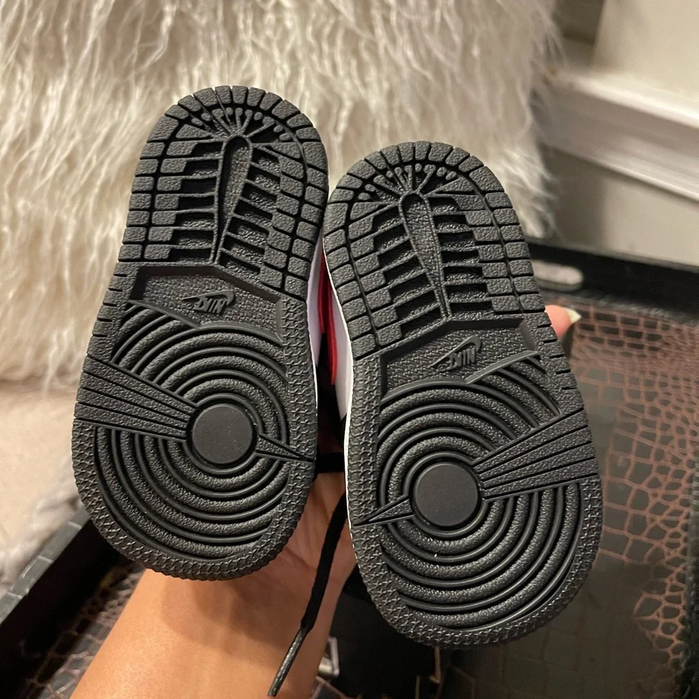 Nike Jordan 1 mid red/black -Toddler size 4c - Picture 4 of 8